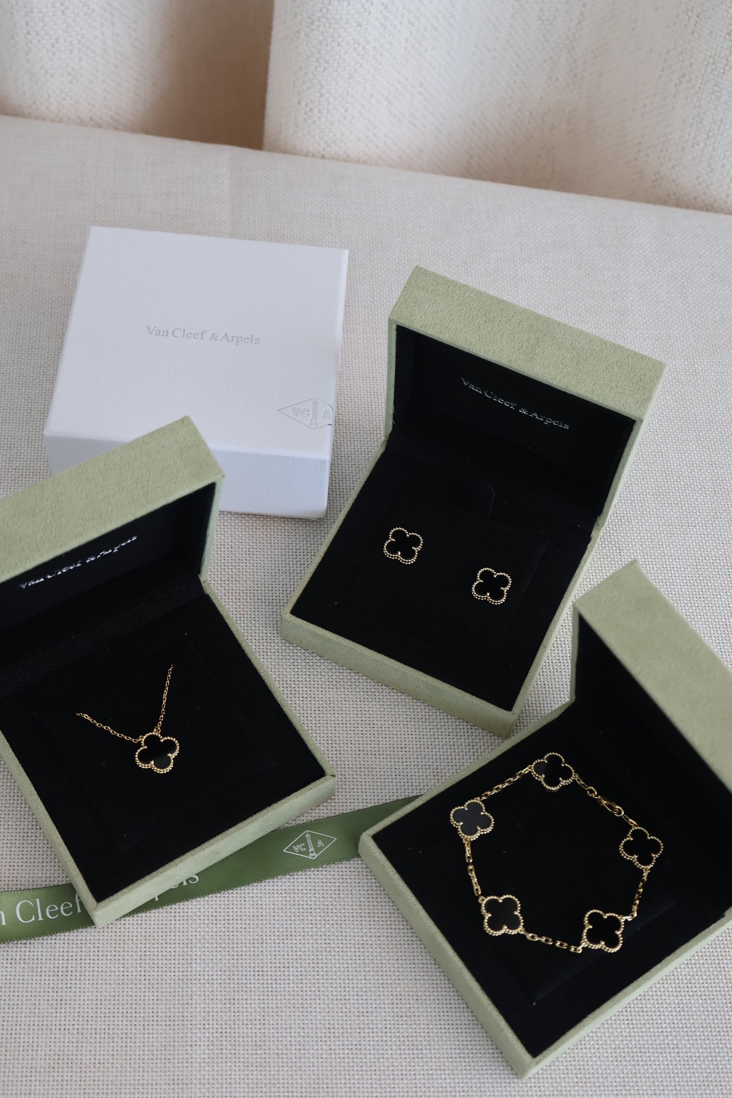 Van Cleef Black Colour Jewelry (Whatsapp for Price & Grade)