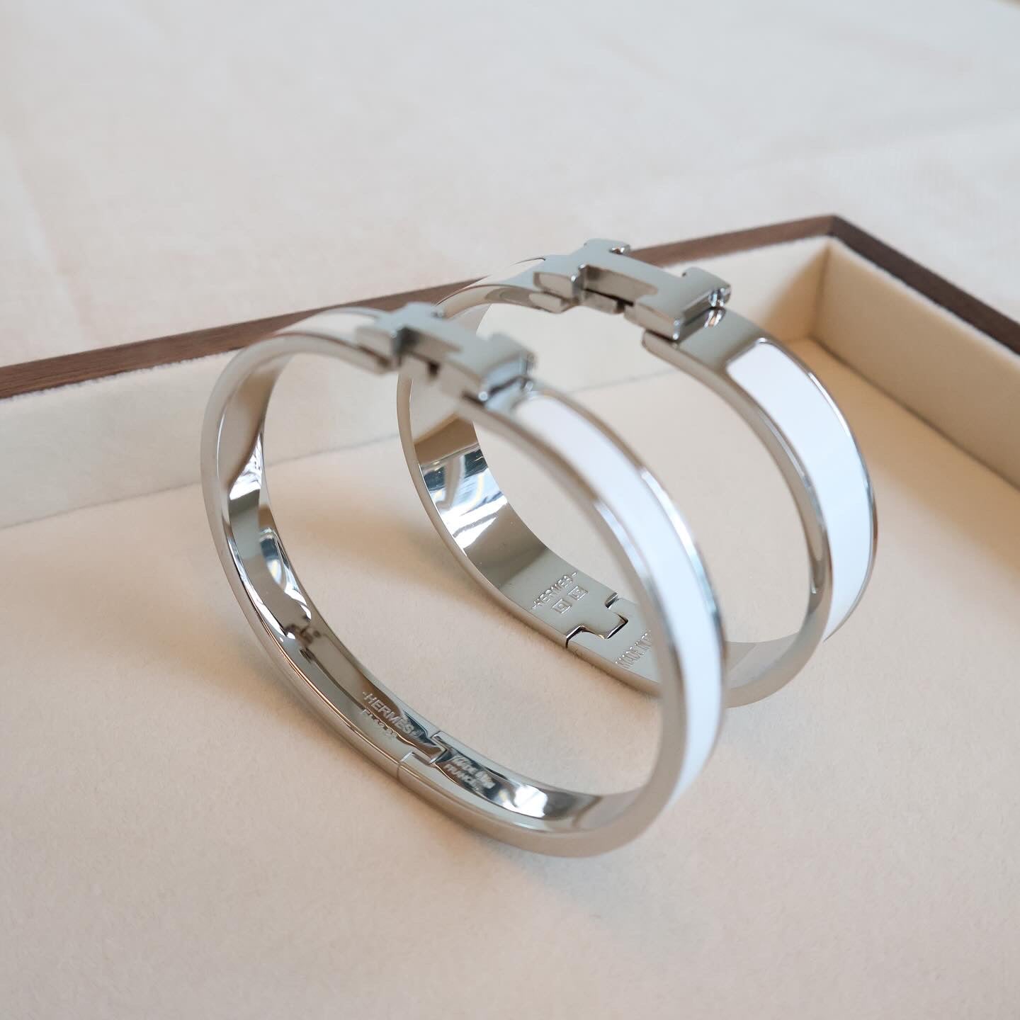 Hermes Bangle White x Silver (Whatsapp for Price & Grade)