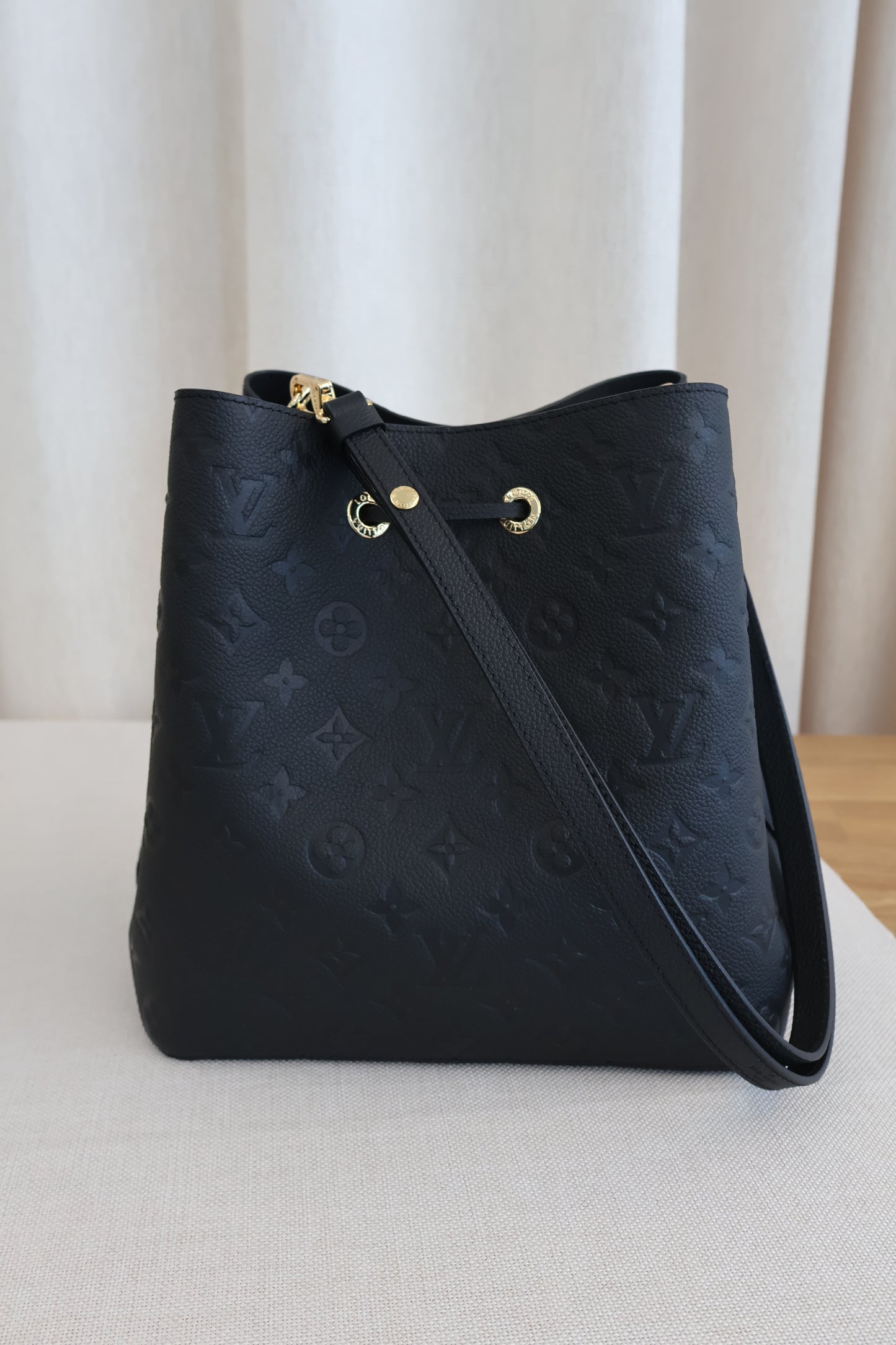 Louis Vuitton NeoNoe MM Bucket bag Black (Whatsapp for Price & Grade)